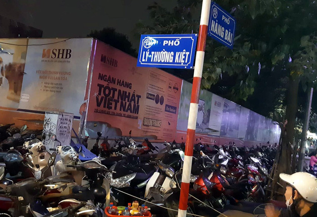 Các tuyến phố xung quanh Hồ Gươm đều quá tải điểm trông giữ xe.