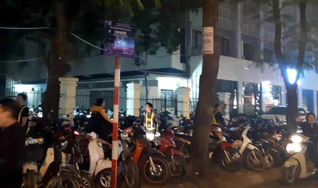 Người dân đành gửi với giá cao và chấp nhận đi bộ vào trung tâm.