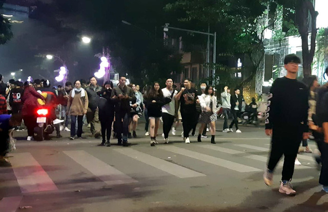 Dòng người cuốc bộ hàng km để đi vào những điểm diễn ra lễ hội đếm ngược chào năm mới.