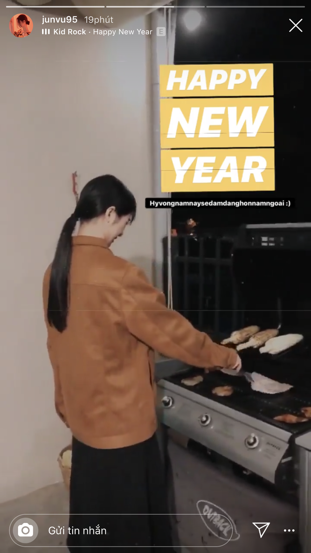 Jun Vũ lập tức vào bếp nấu ăn khi năm mới tới, với mong muốn năm 2020 sẽ đảm đang hơn năm cũ.