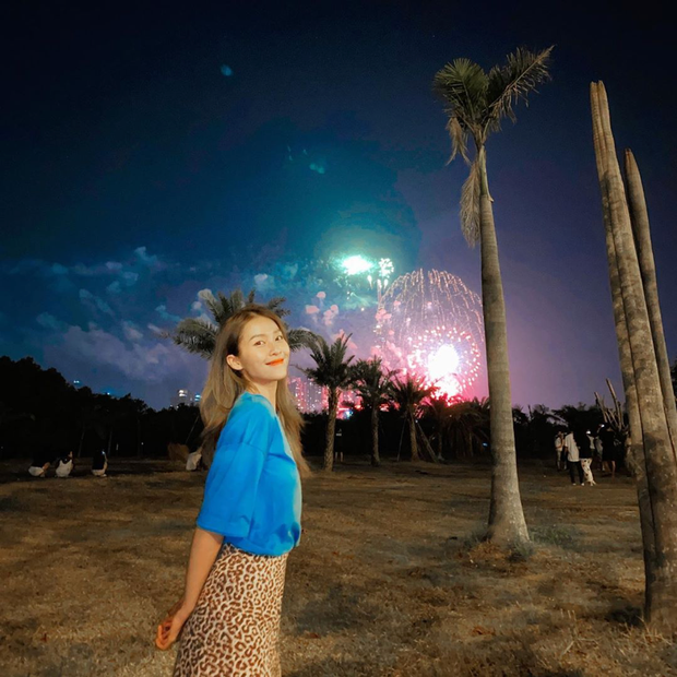 Khả Ngân ngắm pháo hoa tại nhà thay vì đi tụ họp bạn bè.