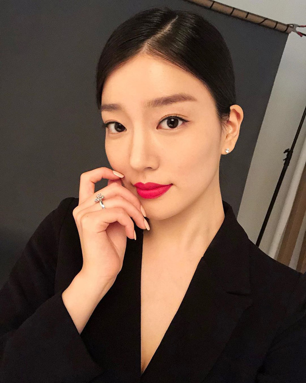 Với những nàng thích sự đơn giản mà vẫn quyền lực thì bạn hãy đánh son đỏ, kẻ mắt và chuốt mascara nhẹ nhàng là gương mặt đã thật sự thu hút.