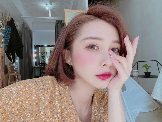 Năm nay là năm lên ngôi của tông màu tím và bạn hoàn toàn có thể áp dụng cho lối makeup của bản thân bằng cách makeup thiên về tông hồng tím. Trong dịp đầu năm mới, bạn có thể makeup đậm một chút cho thêm phần tươi tắn, vui vẻ.