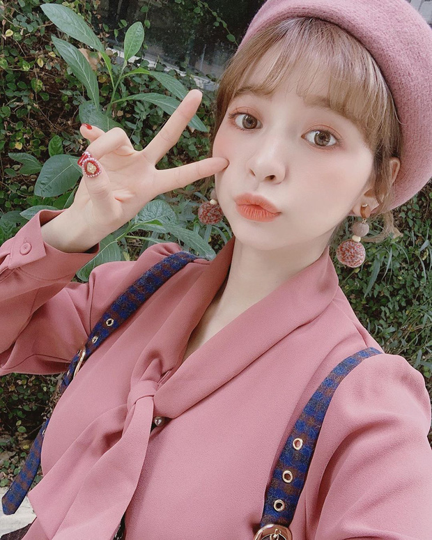 Nếu muốn hack tuổi hơn đôi chút thì bạn hãy chọn layout makeup thiên về tông cam đất, nhấn nhá thêm 1 chiếc mũ nồi xinh xẻo.