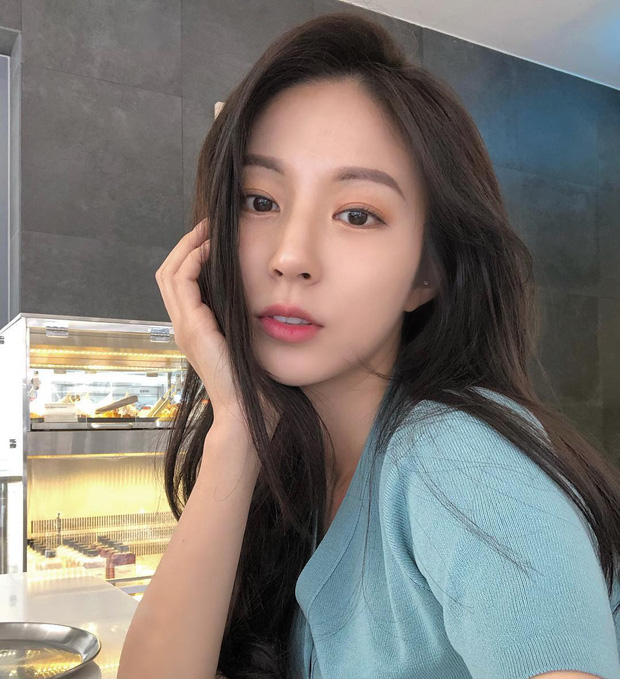 Bạn cũng không nhất thiết makeup theo cùng một tông màu mà hoàn toàn có thể kết hợp giữa phấn mắt màu cam và son môi màu hồng nhạt như cô nàng này để có được diện mạo tươi tắn trẻ trung mừng năm mới.