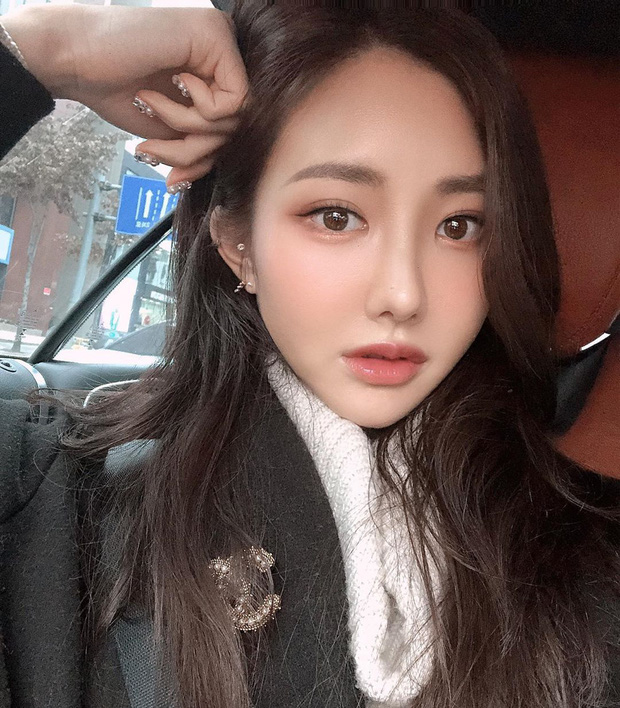 Với những cô nàng mê lối makeup tự nhiên thì có thể chọn những màu son bóng nhẹ nhàng, son bóng còn có độ dưỡng nhẹ giúp tránh môi bị khô lộ rãnh vân trong thời tiết hanh khô...