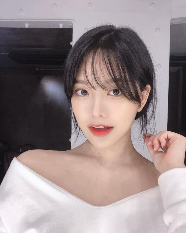 … hoặc đánh son lòng môi nhẹ nhàng, nhấn nhá đôi mắt với phấn mắt nhũ.