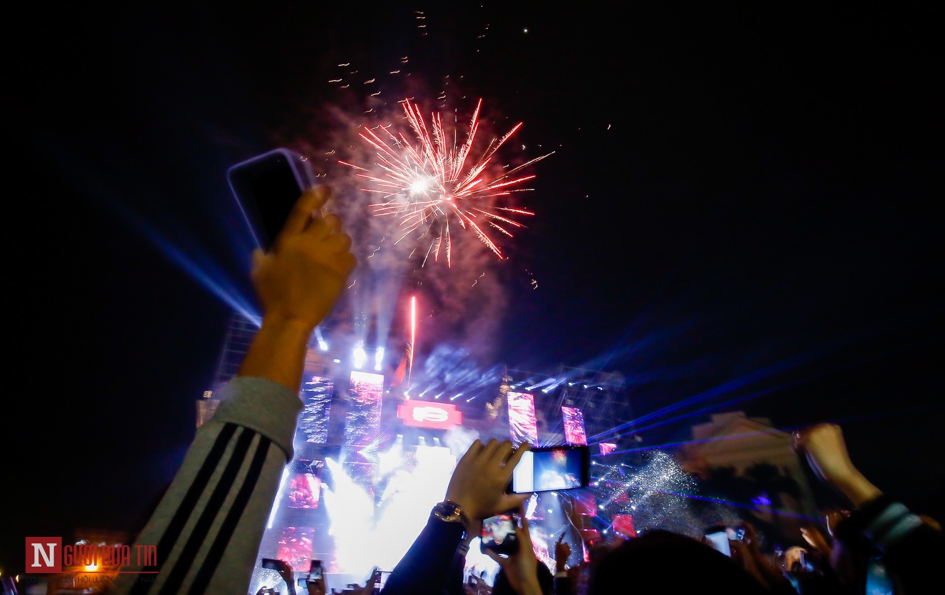 Và rồi, thời khắc chuyển giao giữa năm cũ và năm mới đã đến, những cái ôm ấm áp, những nụ hôn ngọt ngào đủ để người ta cảm nhận rõ một đêm giao thừa lãng mạn và mong chờ một năm mới đầy niềm vui, hy vọng.