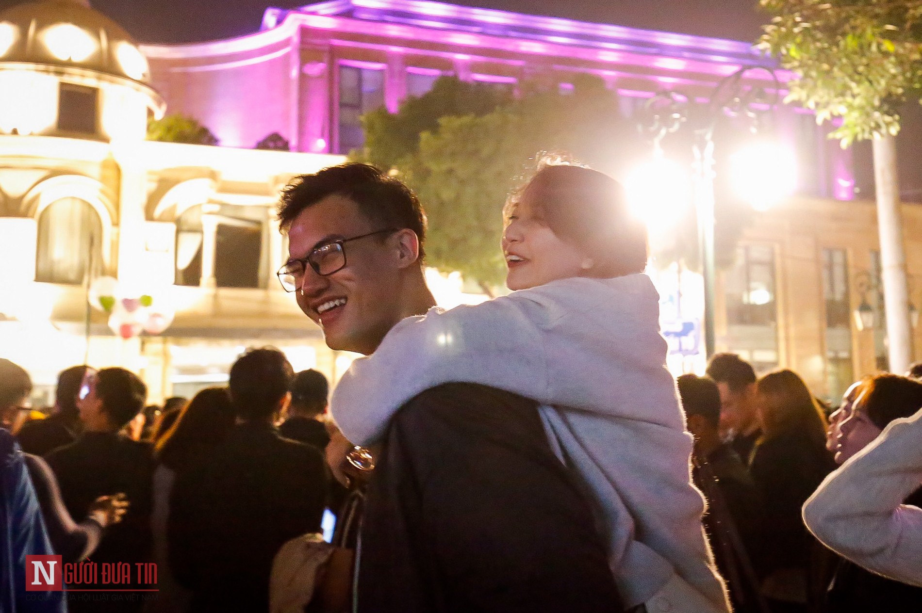 Yêu thương nhau, trao cho nhau những lời chúc tốt đẹp hát vang theo bài hát chúc mừng năm mới.