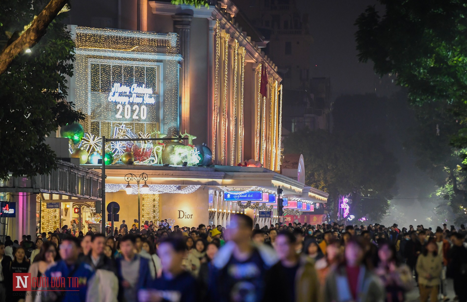 Những giờ phút cuối cùng của năm là khoảnh khắc vô cùng ý nghĩa, khi mà những người thân trong gia đình, những người yêu nhau, hay thậm chí là những người xa lạ cũng hân hoan trao cho nhau những nụ cười, những cái ôm ấm áp trước thềm năm mới.