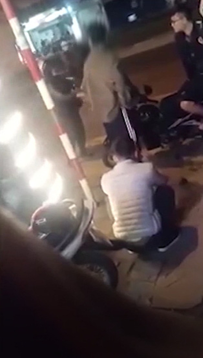 Cô gái cãi nhau với bố mẹ, chàng người yêu ngồi gần chứng kiến - Ảnh cắt từ clip.