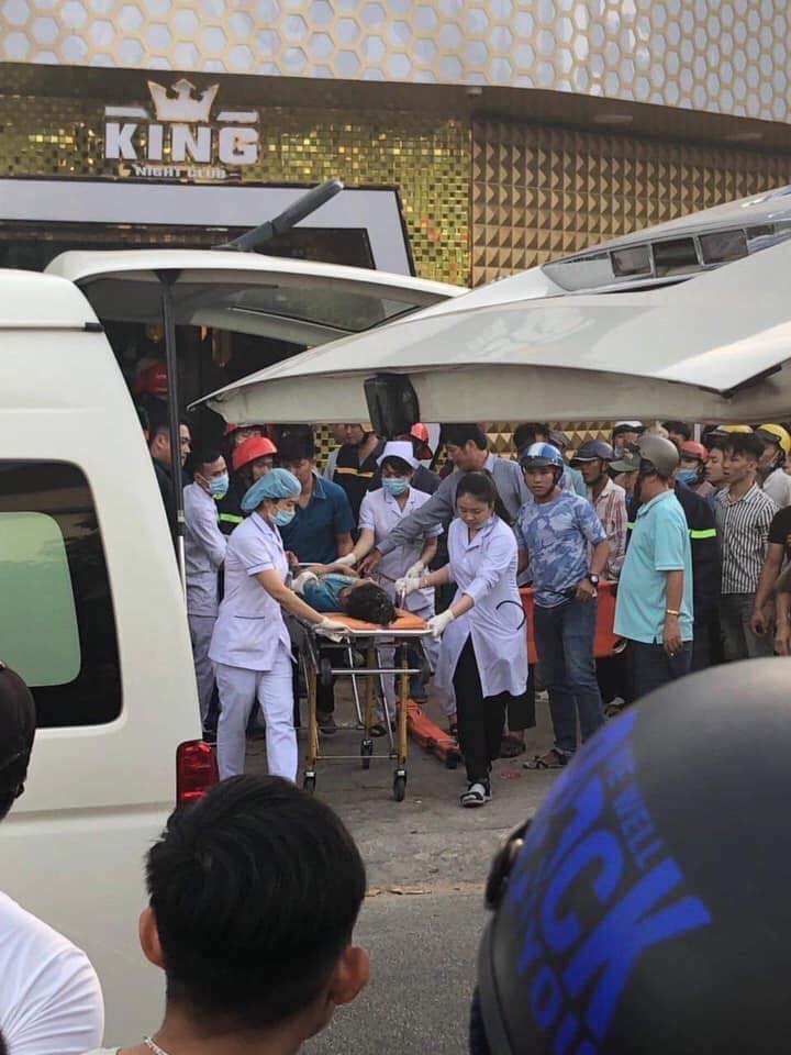 Các y, bác sĩ tiến hành sơ cứu, đưa những người bị thương vào bệnh viện.