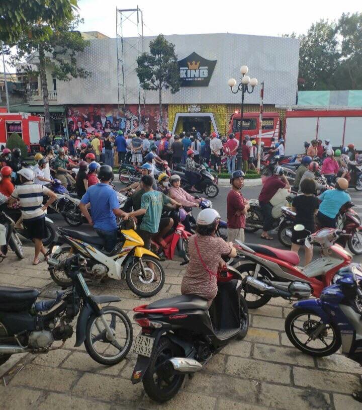 Quán bar nơi xảy ra vụ việc, hàng trăm người dân hiếu kỳ đứng theo dõi.