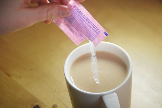 Đối với bà bầu, nếu thường xuyên ăn những thực phẩm chế biến từ đường hóa học có thể gây kích thích niêm mạc đường ruột, suy giảm chức năng tiêu hóa...