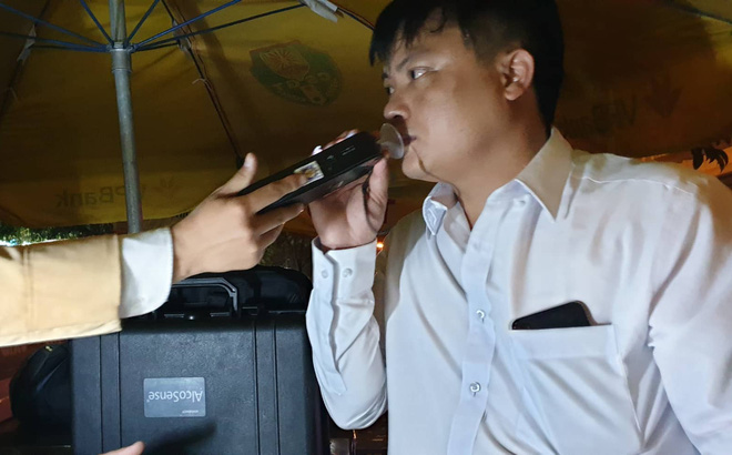 Lực lượng CSGT tiến hành kiểm tra nồng độ cồn đối với tài xế Dũng.