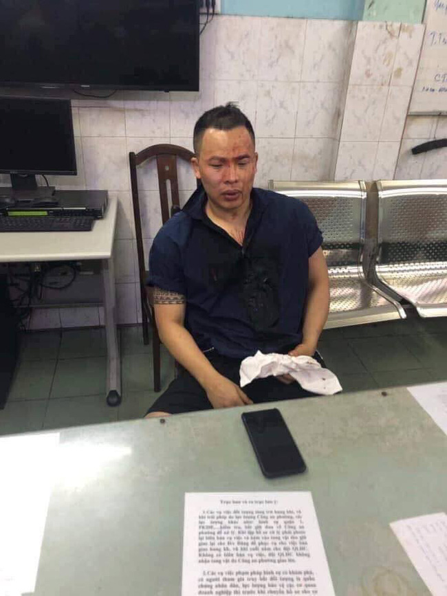 Hình ảnh Vũ Khắc Tiệp mặt dính đầy máu ngồi ở đồn công an