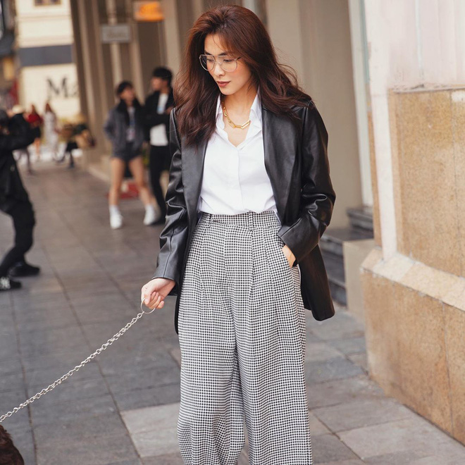 Outfit được mix & match theo tông trắng/đen đơn giản vậy mà lại khiến Hà Tăng ghi điểm trong mắt dân tình và 