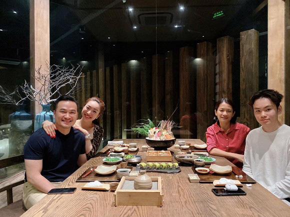 Chi Bảo và bạn gái cùng với vợ cũ, con trai đi ăn mừng năm mới.