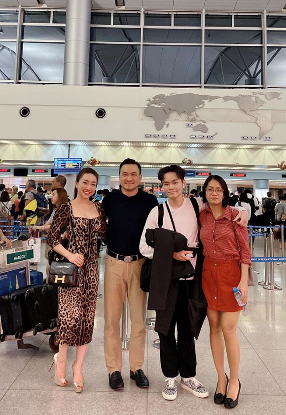 Sau đó cả gia đình tiễn cậu bé trở lại nước ngoài du học. Sau ly hôn vẫn giữ mối quan hệ tốt đẹp như thế này là điều vô cùng hiếm thấy.