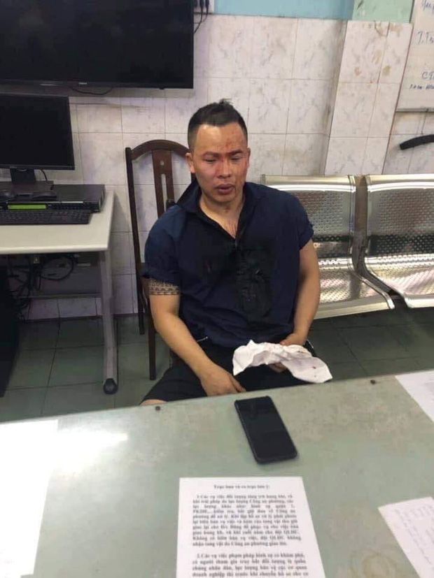 Bộ trang phục giống hệt so với hình ảnh đã từng bị khui ra 2 ngày trước đó.