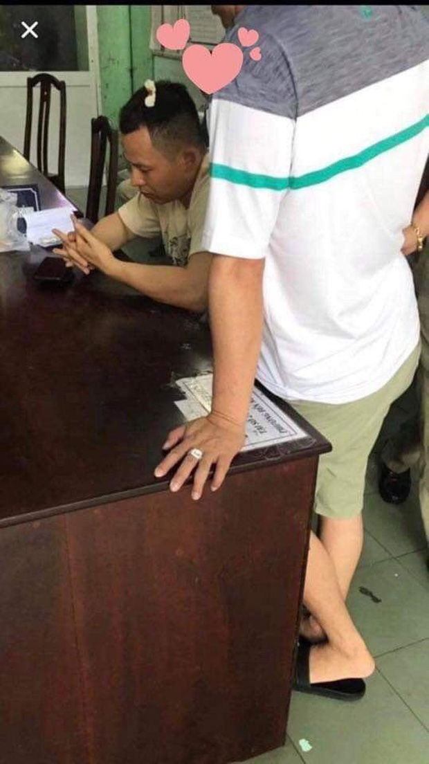 Không chỉ vậy, ông bầu Venus còn lộ thêm nhiều hình ảnh khác với gương mặt khá căng thẳng tại đồn, gây xôn xao khắp các trang mạng xã hội.