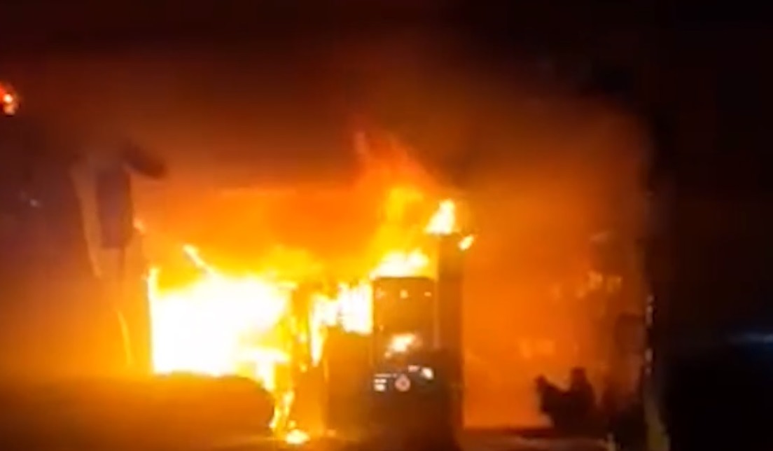 Do chứa nhiều vật liệu dễ cháy, ngọn lửa bùng lên nhanh và lan sang các nhà xung quanh.