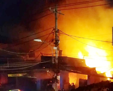 Ngọn lửa bốc lên cao rồi bao trùm xưởng gỗ.