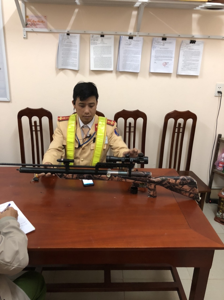 CSGT bạn giao tang vật cho Công an huyện Hà trung để xử lý theo quy định.