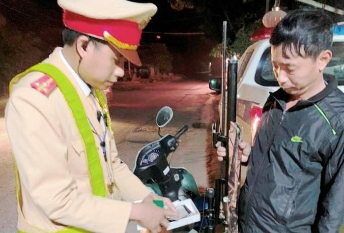 Người đàn ông ôm theo súng và 100 viên đạn đi bắn chim bị lực lượng công an phát hiện.