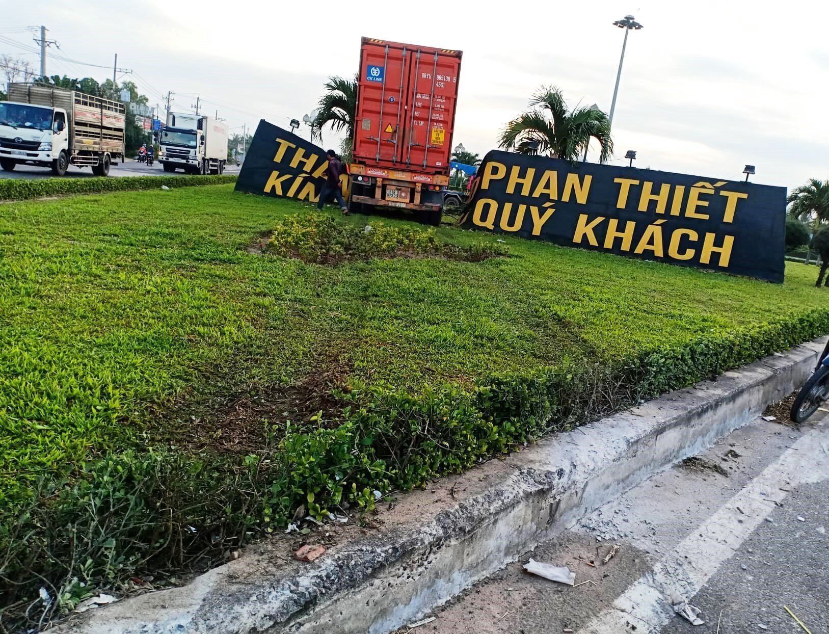 Tấm biển chào mừng bị sập một phần, cây xanh gãy đổ (ảnh: báo Giao thông).