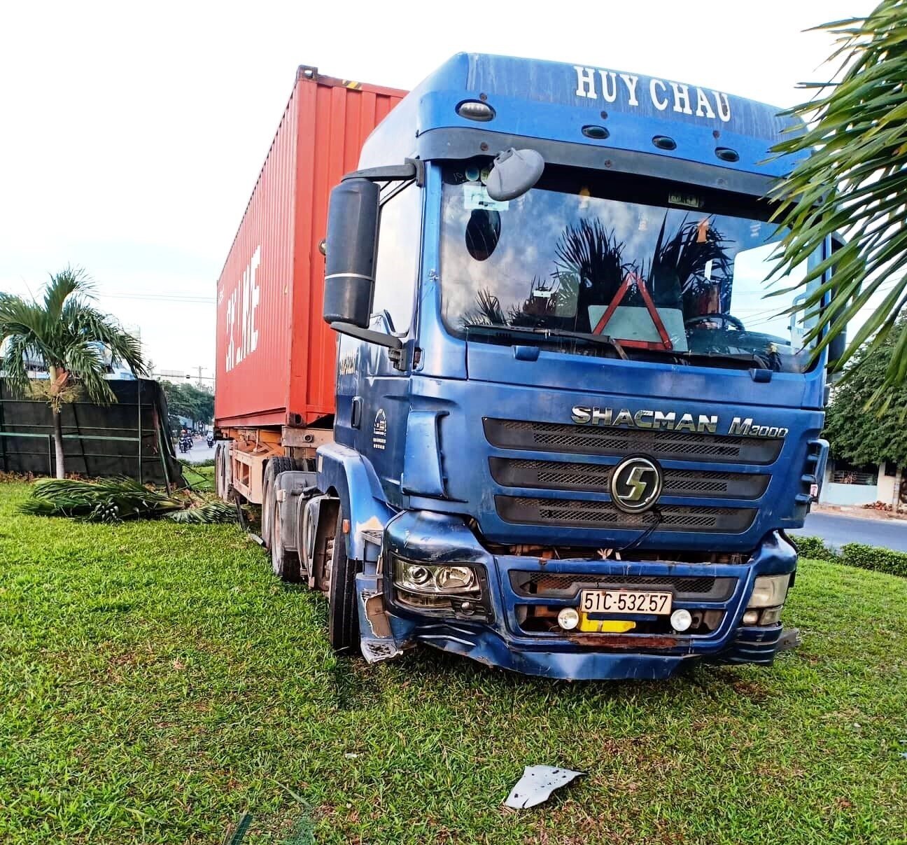 Chiếc xe lớn tại hiện trường vụ tai nạn (ảnh: báo Giao thông).