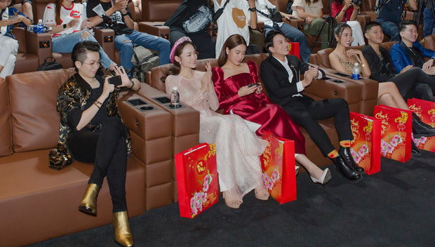 khi xuất hiện tại một sự kiện, mặc dù đã giữ khoảng cách nhưng Gil Lê và Hoàng Thuỳ Linh vẫn bị soi đeo nhẫn đôi