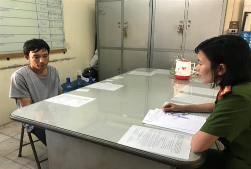 Điều tra viên lấy lời khai đối tượng Đặng Đình Thiên (Ảnh: Công an Đồng Nai)