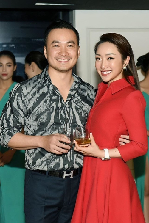 Chi Bảo bên người yêu kém 16 tuổi.