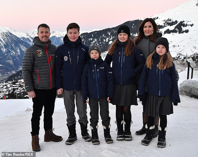 Gia đình họ vẫn vui vẻ bên nhau qua bao nhiêu năm.