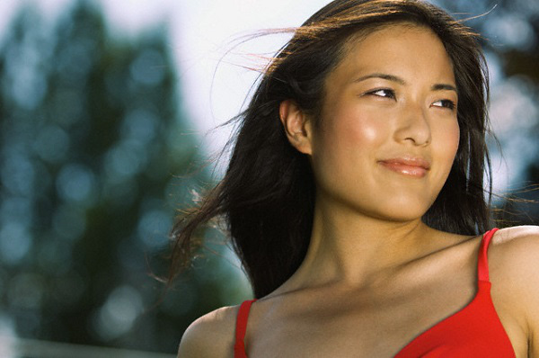 Tôi có nên bóng gió nói với mẹ chồng về số tiền này để xin bà cho tiền xây nhà không? (Ảnh minh họa)