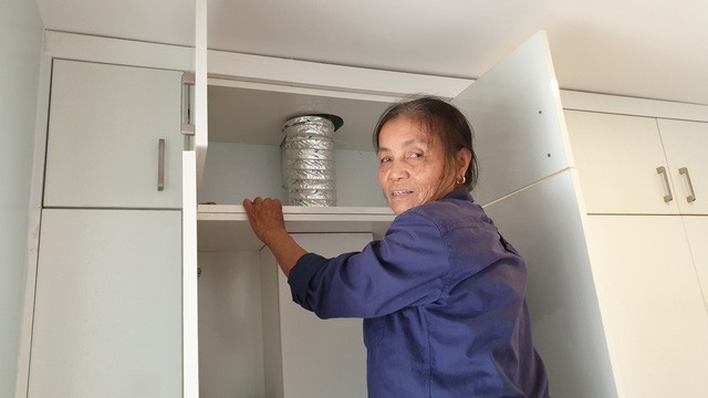 Bà Lê Thị Chín tất bật vệ sinh những ngày cận Tết. Ảnh: Bảo Loan