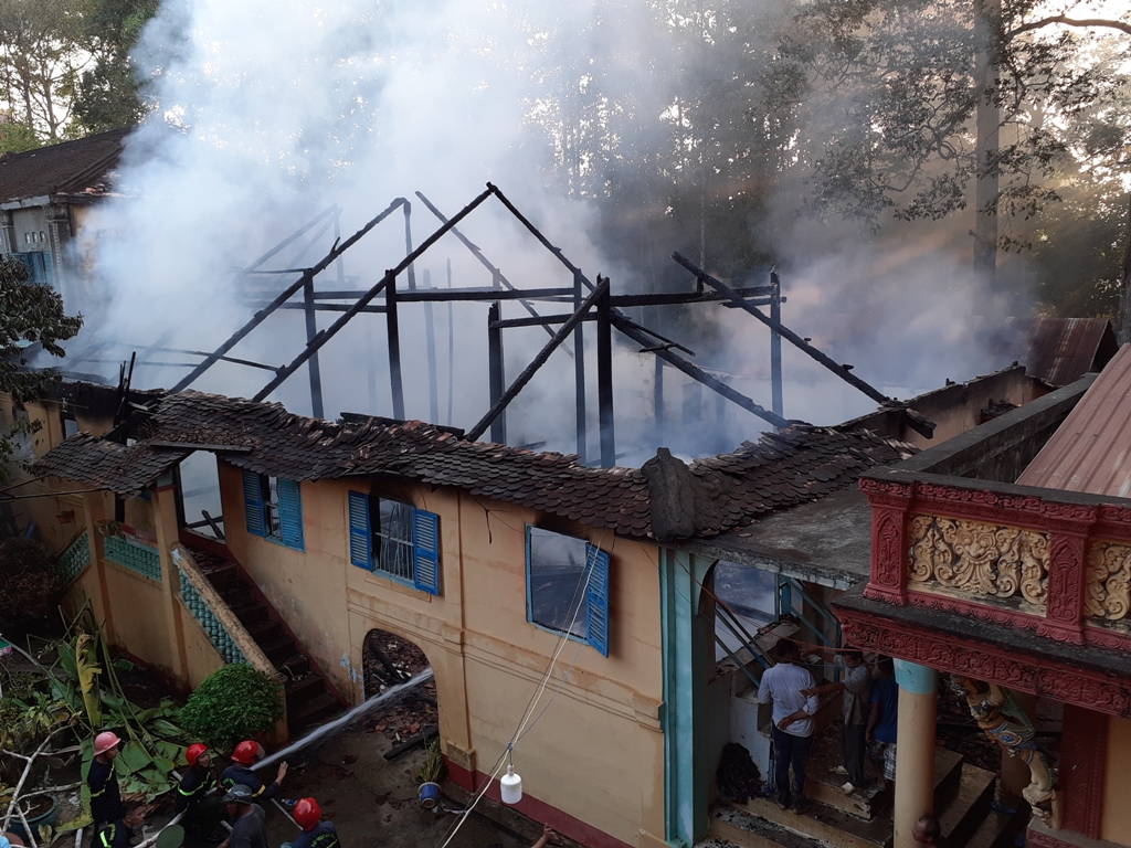 Lính cứu hỏa đang tích cực chữa cháy.