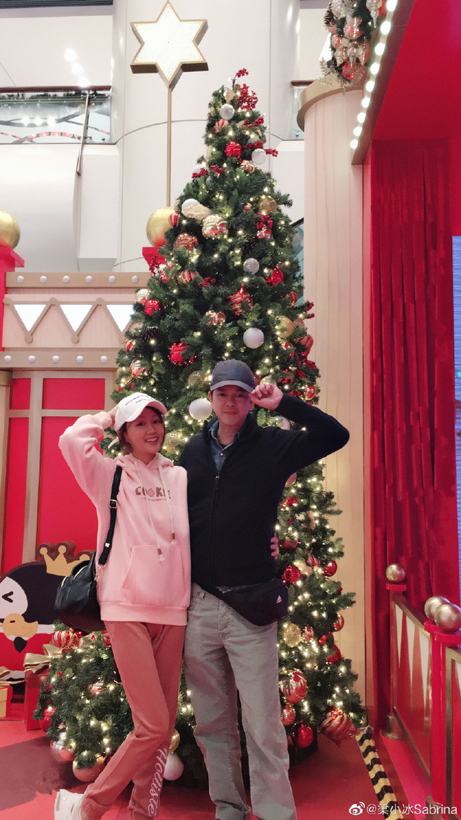 Lương Tiểu Băng tình tứ bên ông xã. Nàng Chúc Anh Đài và Mã Văn Tài trên phim ghét nhau cay đắng nhưng ngoài đời lại gắn bó suốt hơn 20 năm qua.