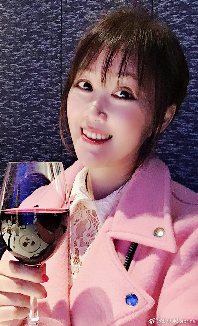 Vẻ ngoài trẻ trung, xuân sắc của Lương Tiểu Băng ở tuổi 51.