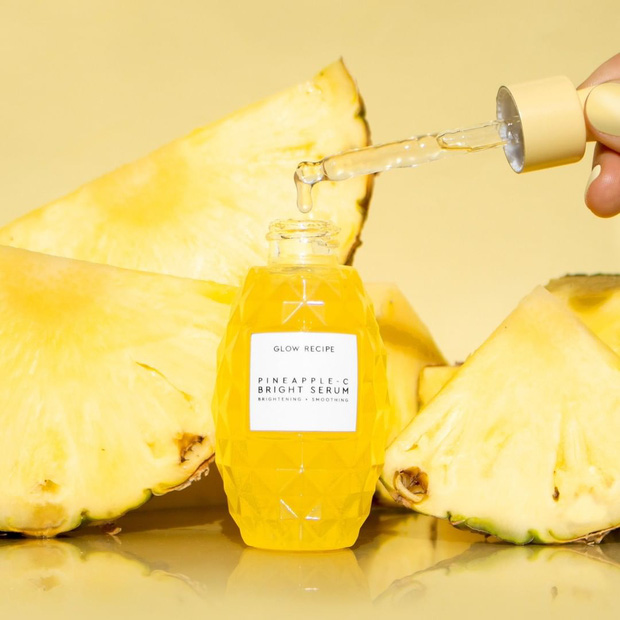 Nhìn mức giá hẳn nhiều nàng sẽ ngán ngẩm lắm đây nhưng đổi lại, tiền nào của đó nếu bạn muốn thấy da sáng và đều màu hơn, kiểu gì cũng đẹp hơn làn da bạn hiện tại. Sở dĩ nói thế vì serum thiết kế hình quả dứa ngon mắt này chứa lượng vitamin C dồi dào với 22% nước ép dứa, Ascorbic acid tinh khiết, có công dụng chống lại sẹo mụn, đốm nâu, tăng sắc tố khiến da căng bóng, đều màu. Ngoài ra, 