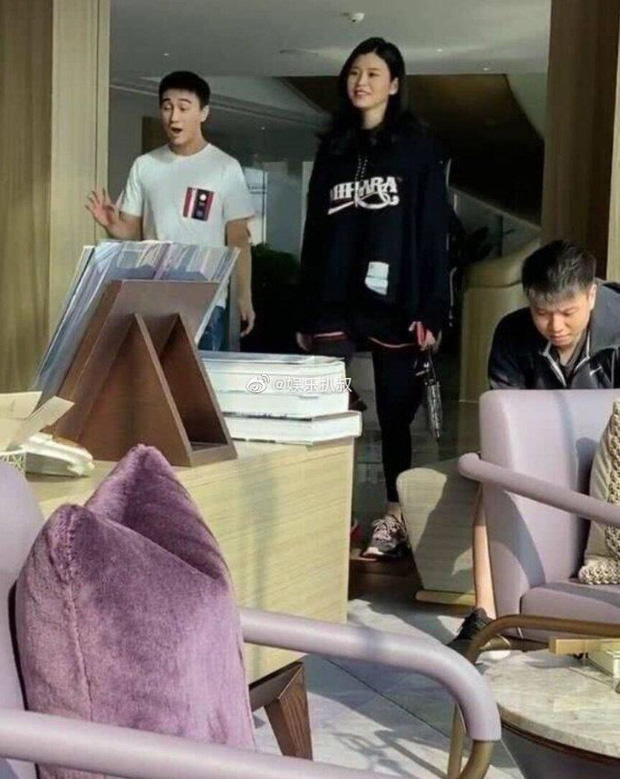 Gương mặt cô nàng tròn trịa, chứng minh cô nàng tăng cân khá nhiều trong thời gian mang bầu