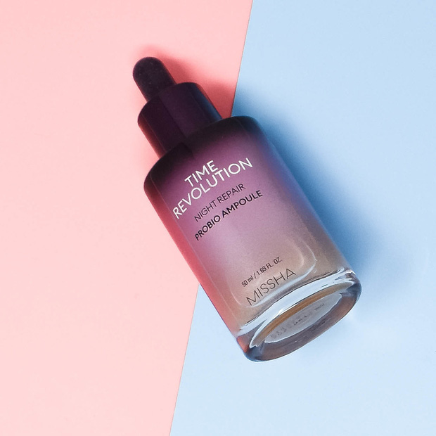 Tinh chất dưỡng da ban đêm đình đám nhà Missha tất nhiên cũng có tên trong danh sách các lọ serum đáng đầu tư dịp cận Tết. Bởi trước hết là mức giá phải chăng, và tiếp theo là công dụng phục hồi da 