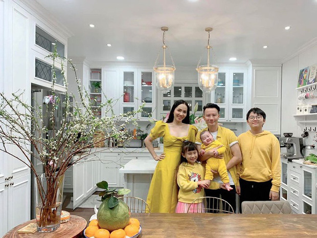 Gia đình ca sĩ Hoàng Bách cùng diện đồ tông màu vàng, rạng rỡ tạo dáng chụp hình. Trong ảnh là căn phòng bếp đã được dọn dẹp kỹ càng và rất sẵn sàng để chào đón năm mới.