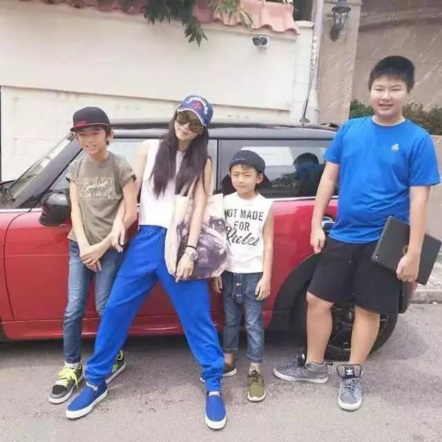 Người đẹp luôn dành thời gian cho các con.