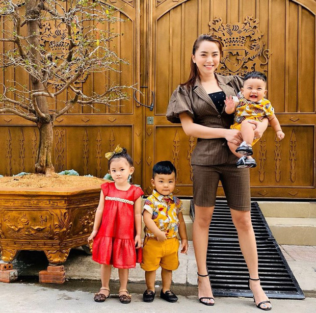 Ca sĩ Hải Băng đã trang trí nhà bằng một cây mai lớn. Năm nay gia đình cô đón Tết sung túc với dàn nhóc tỳ đáng yêu.