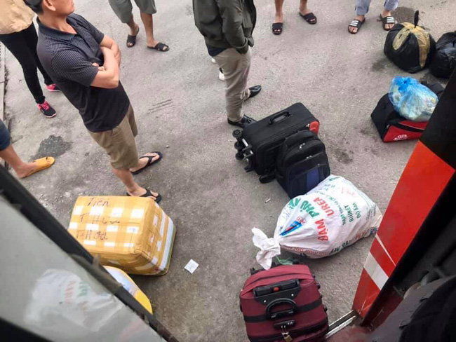 Hành khách bức xúc bị sang xe giữa đường