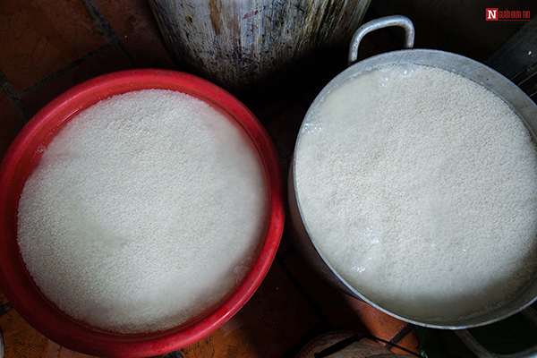 Gạo nếp được ngâm từ 10 – 12 tiếng rồi vò bằng nước sạch, đợi ráo nước đem xóc với ít muối trắng để thêm vị đậm đà.