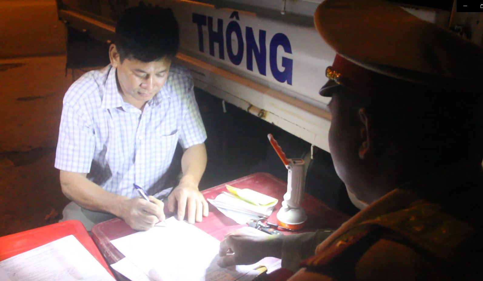 Tài xế Nguyễn Quang Tòa làm việc với lực lượng chức năng.