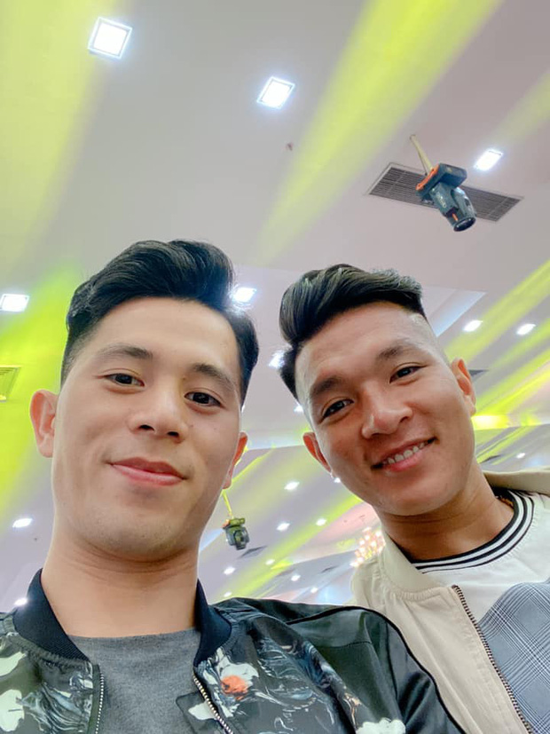 Đình Trọng và Thái Quý cùng đo độ đẹp trai trong 1 khung hình.